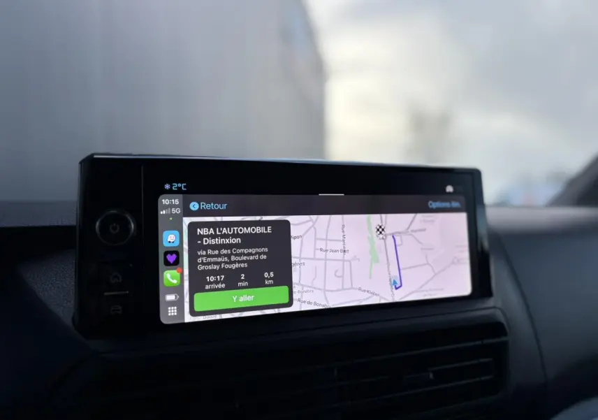 Écran GPS tactile intérieur du Citroën Jumpy XL gris Artense, affichant un itinéraire de navigation détaillé.