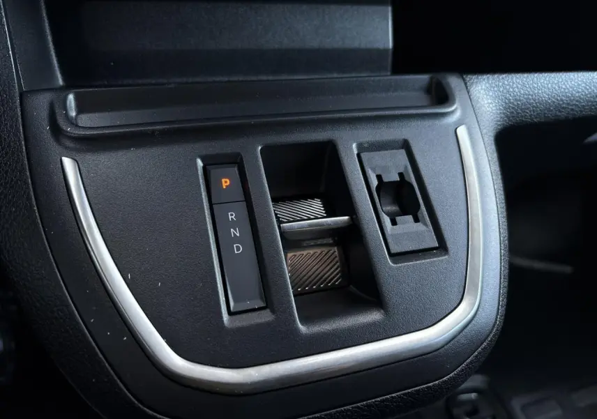 Gros plan sur la commande de boîte automatique avec levier vertical et finition noire du Citroën Jumpy XL gris Artense.