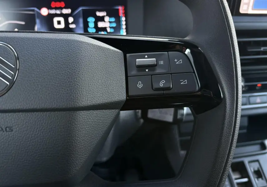 Gros plan sur les commandes du volant noir du Citroën Jumpy XL 2025 avec affichage numérique en arrière-plan.