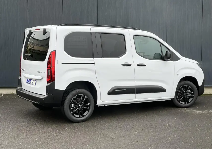 Vue 3/4 arrière droite du Citroën Berlingo Multispace blanc Glacier avec jantes noires et lunette arrière ouvrante.