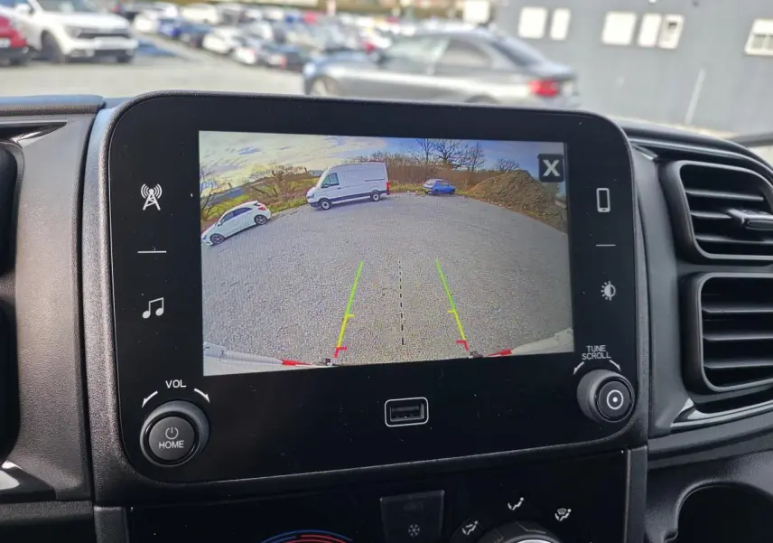 Vue de l'écran central du Fiat Ducato 2025 montrant la caméra de recul avec l'arrière blanc du fourgon visible.