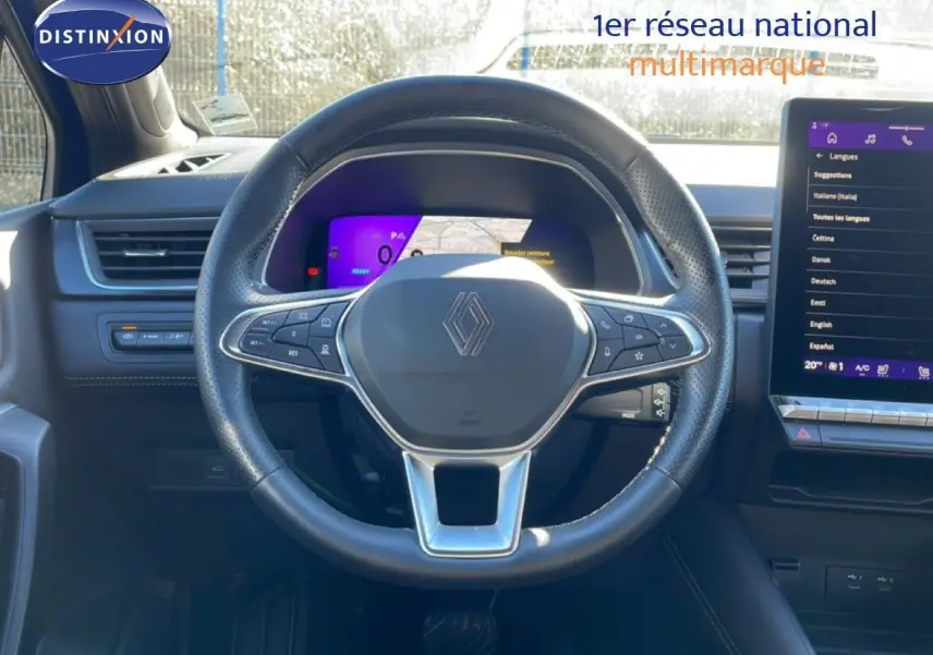 Vue intérieure centrée sur le volant noir perforé de la Renault Symbioz 2025 avec tableau de bord numérique et écran tactile.