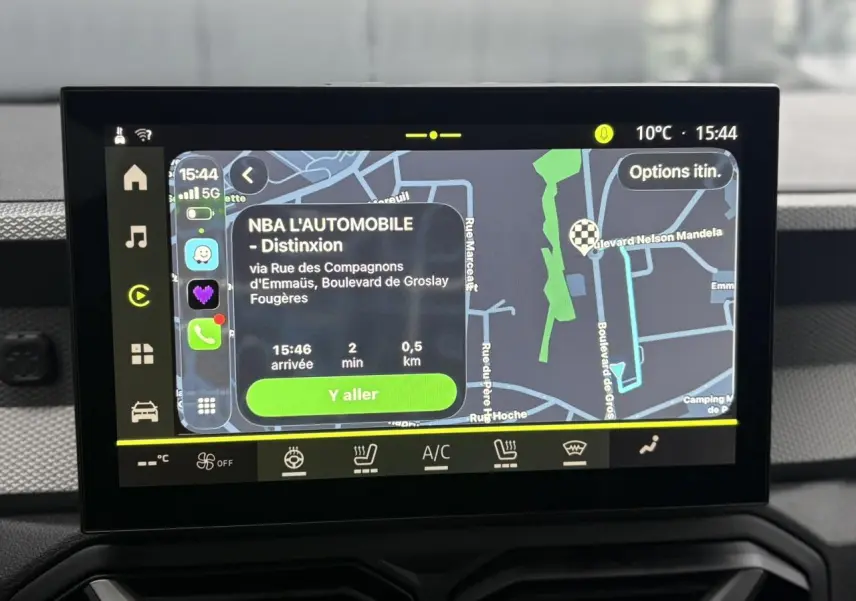 Écran tactile central du tableau de bord du Dacia Duster 2026 affichant la navigation GPS en mode jour.