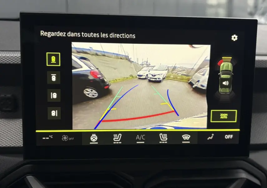 Écran tactile intérieur montrant la caméra 360° du Dacia Duster gris Schiste en vue arrière avec guidage de trajectoire.