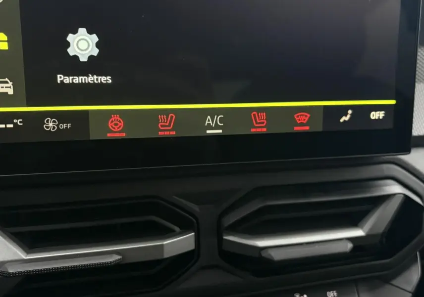 Détail des commandes de climatisation et sièges chauffants sur l’écran tactile du Dacia Duster gris Schiste.