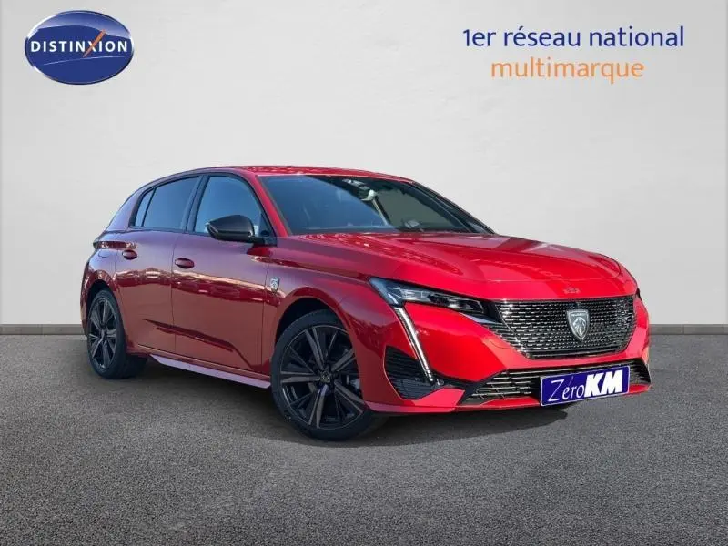 Peugeot 308 rouge Elixir vue 3/4 avant droit avec calandre noire et jantes alliage noires.