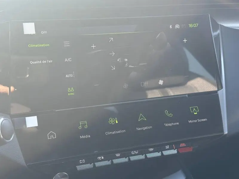 Écran tactile central de la Peugeot 308 2025 affichant les commandes de climatisation et multimédia.