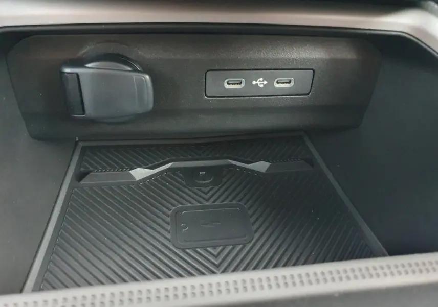 Gros plan sur la console centrale du Dacia Bigster 2026, montrant deux ports USB-C et un espace de rangement noir.