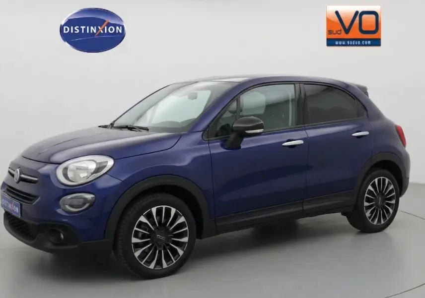 Vue 3/4 avant droit d’un FIAT 500X bleu 2024 avec jantes classiques noires et argent, dans un studio lumineux.