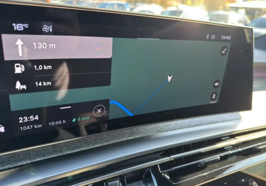 Vue rapprochée de l’écran tactile central du Peugeot 3008 New Hybrid 145 GT 360 affichant la navigation GPS.