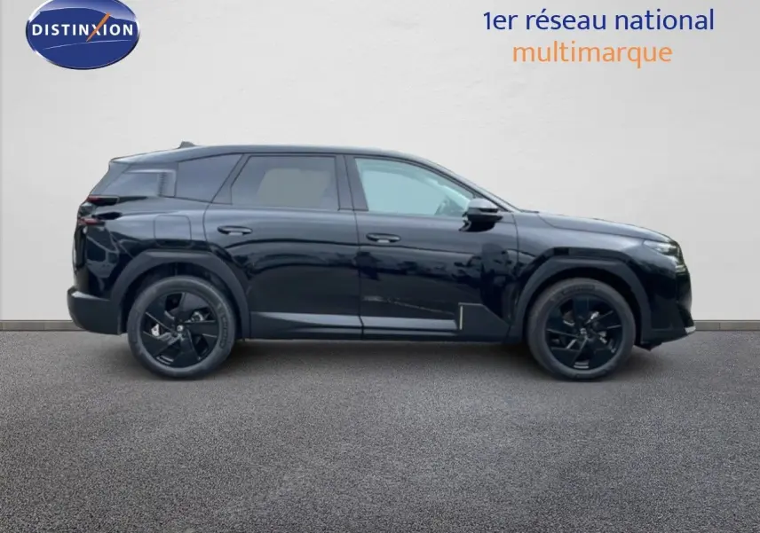 Profil droit d'un Citroën C5 Aircross noir Perla Nera 2026 avec jantes noires et lignes modernes distinctives.