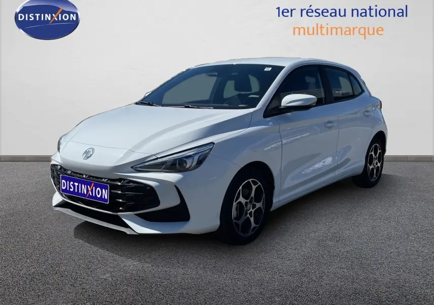 MG3 1.5L Hybrid+ 195ch en Dover White, vue 3/4 avant droit, avec jantes alliage et calandre noire distinctive.