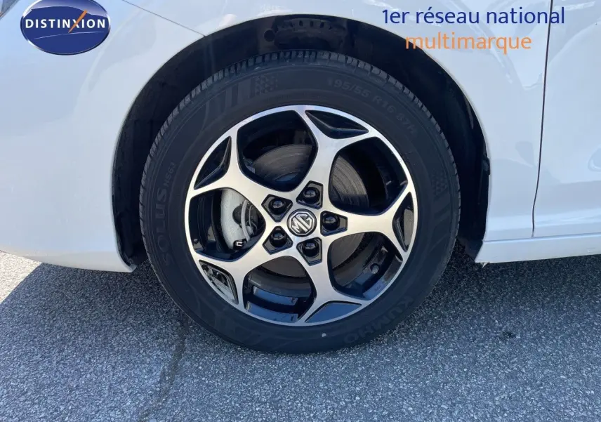 Gros plan sur la roue avant gauche de la MG3 Dover White 2025, mettant en valeur la jante alliage au design moderne.