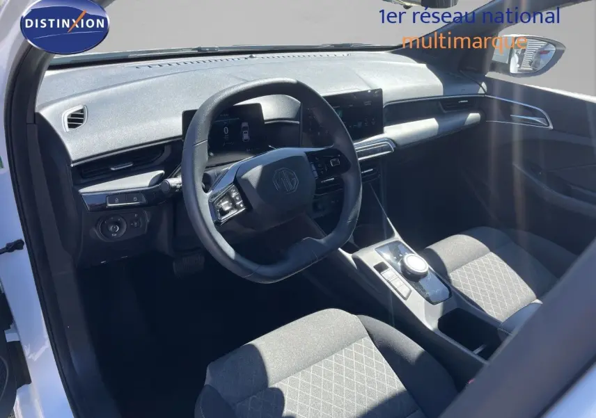 Vue intérieure côté conducteur du MG3 Dover White 2025, avec tableau de bord numérique et volant multifonction noir.