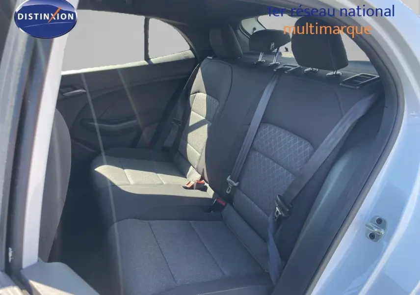 Vue intérieure côté droit des sièges arrière en tissu gris d’une MG3 1.5L HYBRID+ 195CH Dover White 2025.
