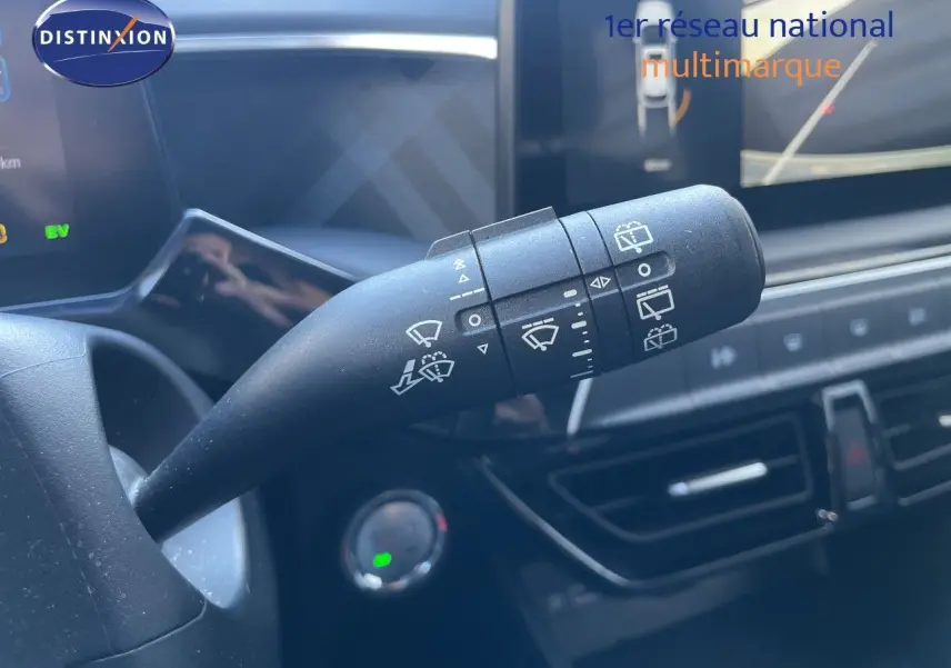 Gros plan sur la commande d’essuie-glace à gauche du volant dans l’habitacle noir du MG3 1.5L Hybrid+ 2025.