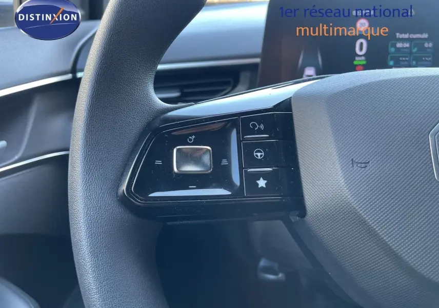 Gros plan sur les commandes gauche du volant d’un MG3 1.5L Hybrid+ 2025 avec intérieur noir et tableau de bord numérique.