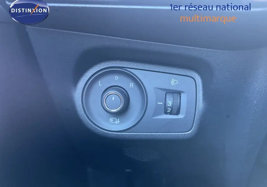 Gros plan sur le bouton de réglage des rétroviseurs dans l’habitacle noir du MG3 Dover White 2025.