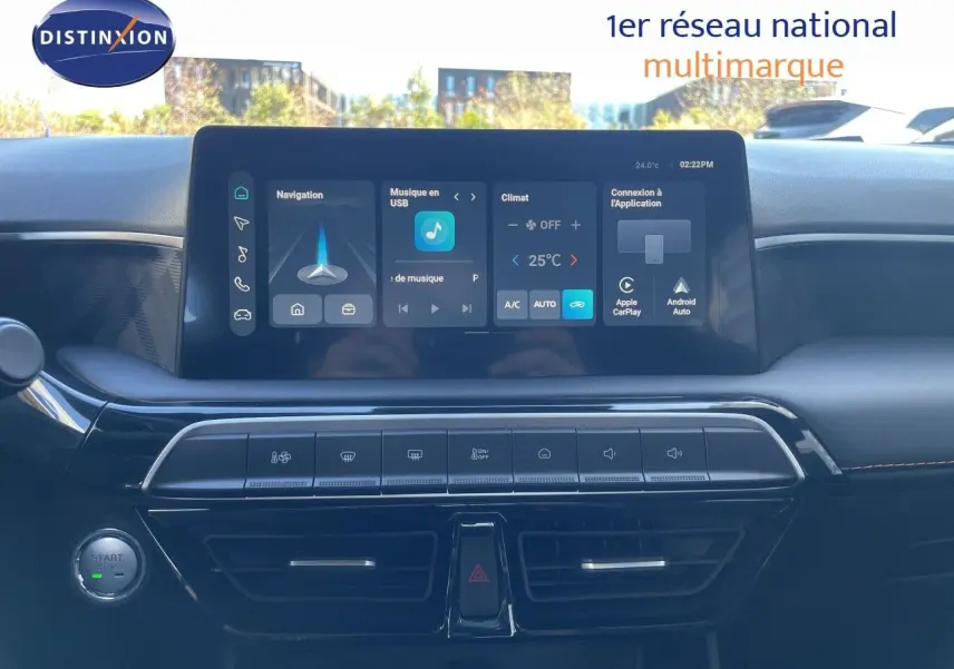 Vue intérieure du tableau de bord du MG3 2025 en noir, avec écran tactile affichant navigation et climatisation.