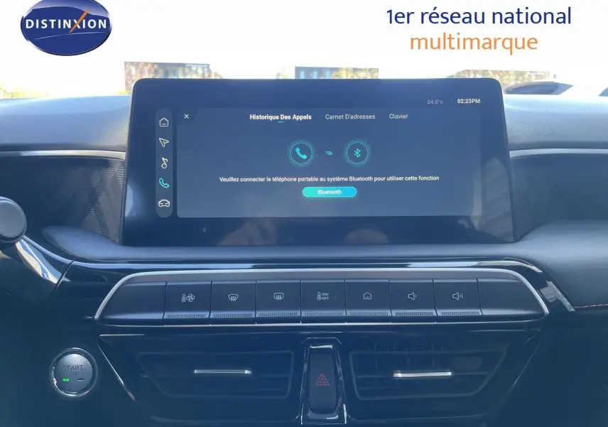 Vue rapprochée de l’écran tactile central et de la console de la MG3 2025, avec commandes climatisation et bouton start.