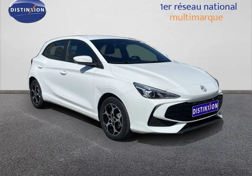 MG3 2025 blanc Dover White en vue 3/4 avant droit, avec jantes noires et calandre noire distinctive.