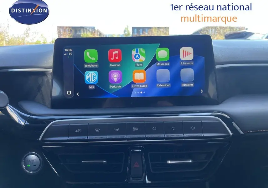 Vue intérieure centrée sur l'écran tactile du tableau de bord du MG3 1.5L Hybrid+ 2025 en finition Comfort.