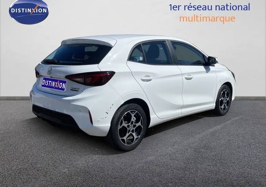 Vue 3/4 arrière droite d’une MG3 Dover White 2025 avec jantes alliage et vitres teintées.