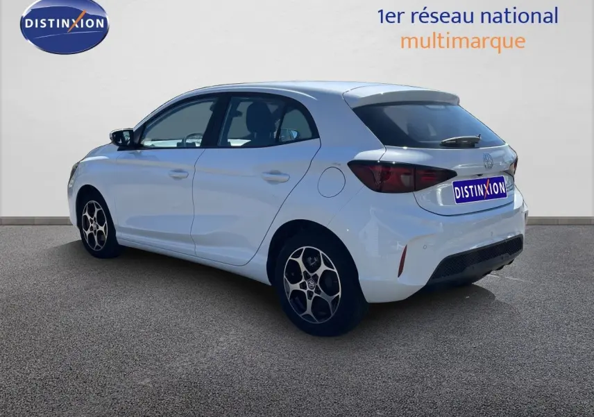 Vue 3/4 arrière droite d'une MG3 Dover White 2025 hybride essence, avec jantes noires et feux arrière foncés.