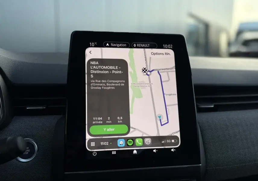 Vue rapprochée de l'écran tactile multimédia de la Renault Clio 2025 affichant une navigation GPS.