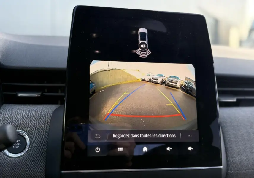 Écran tactile central montrant la caméra de recul avec guidage, intérieur gris du Renault Clio 2025 vue de face.
