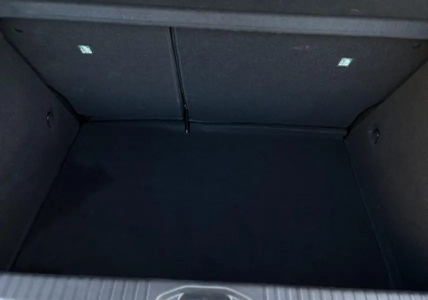 Coffre vide vu de dessus de la Renault Clio gris schiste, avec revêtement intérieur noir uniforme.