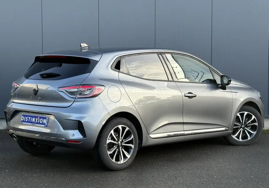 Vue 3/4 arrière droite d'une Renault Clio gris schiste avec jantes alliage et vitres surteintées.
