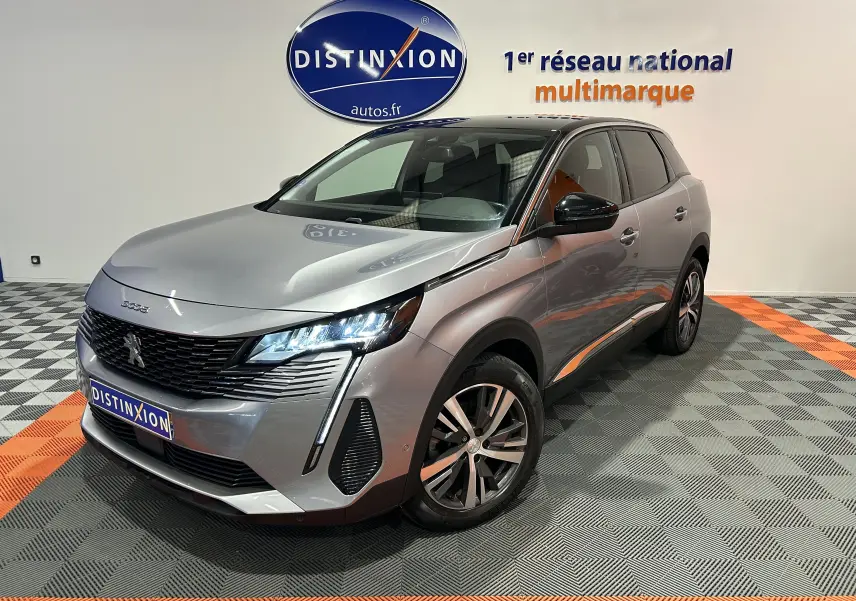 Peugeot 3008 Puretech 130 gris Artense avec toit noir, vue 3/4 avant droit en intérieur showroom.