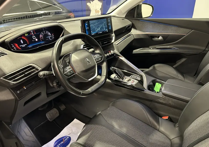 Vue intérieure côté conducteur du Peugeot 3008 Puretech 130 Allure avec tableau de bord numérique et écran central tactile.