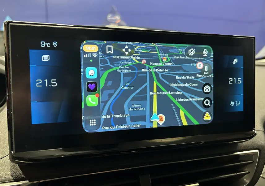 Écran tactile central du Peugeot 3008 Puretech 130 Allure, affichant la navigation et la température intérieure à 21,5°C.