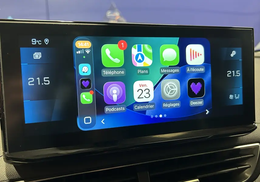 Écran tactile central du Peugeot 3008 Puretech 130 Allure affichant interface Apple CarPlay et température à 21,5°C.
