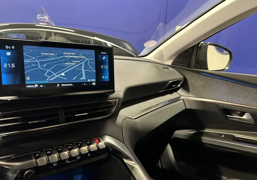 Vue intérieure côté passager du Peugeot 3008 gris Artense avec écran tactile et détails de la planche de bord.