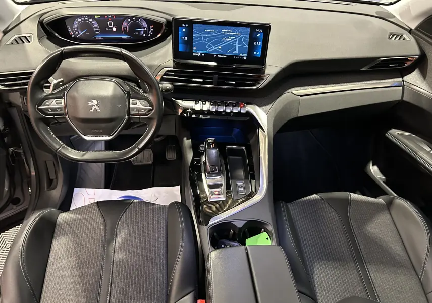 Vue intérieure du tableau de bord et volant du Peugeot 3008 Puretech 130, avec écran tactile et sellerie cuir noire.