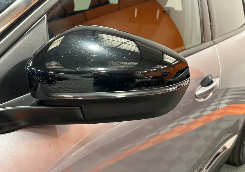 Gros plan sur le rétroviseur noir brillant côté gauche du Peugeot 3008 gris Artense avec toit noir, vue latérale partielle.