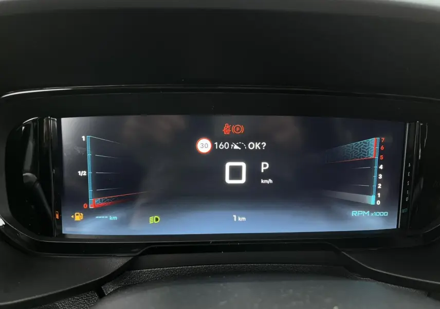 Combiné numérique 10 pouces affichant vitesse, régime et alertes du Citroën Berlingo Multispace blanc.