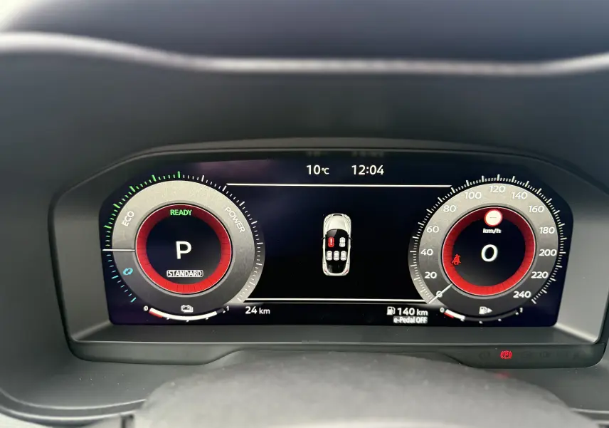 Tableau de bord numérique du Nissan Juke hybride 2025, affichant la vitesse à 0 km/h et la position au point mort.