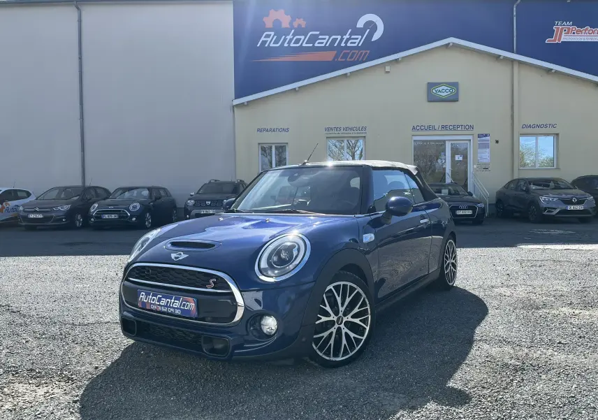 MINI Cabriolet F57 Cooper S bleu en 3/4 avant droit, capote noire fermée et jantes alliage 18 pouces bicolores.