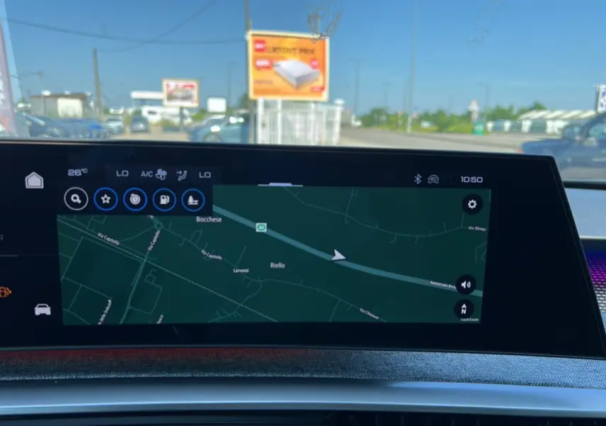 Écran tactile central du tableau de bord du Peugeot 3008 New Hybrid 145 GT 360 affichant la navigation GPS.