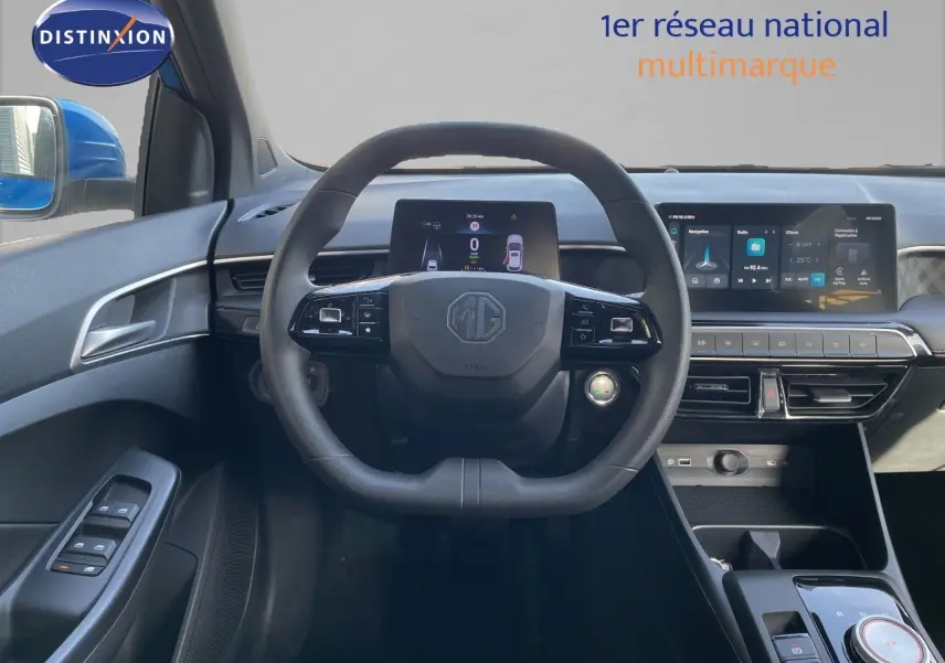 Vue intérieure centrée sur le volant et le tableau de bord numérique de la MG3 1.5L Hybrid+ 2024 en tissu noir.