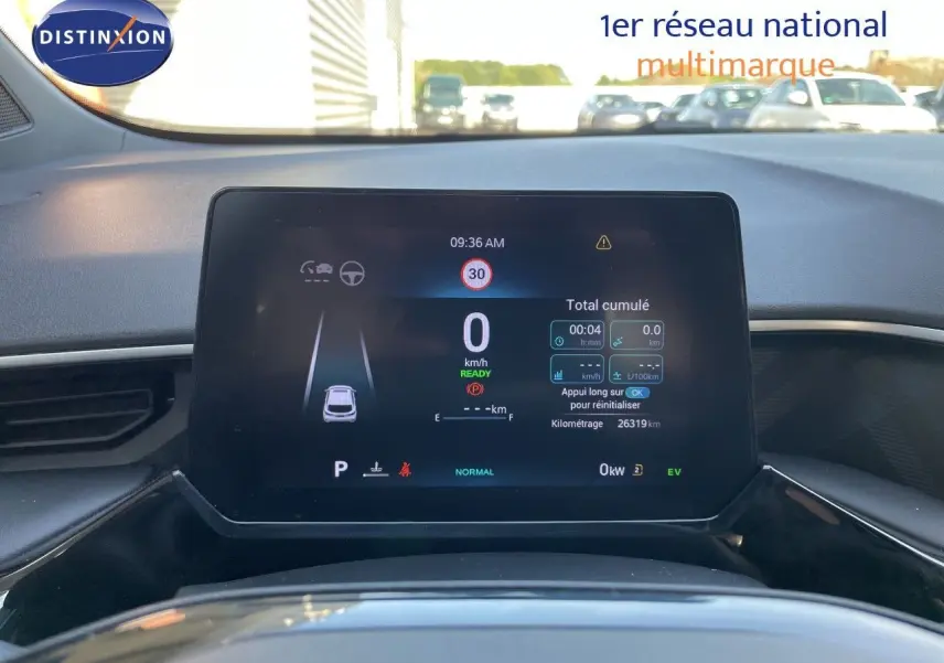 Tableau de bord numérique de MG3 2024 affichant la vitesse, la consommation et l'assistance à la conduite, vue frontale intérieure.