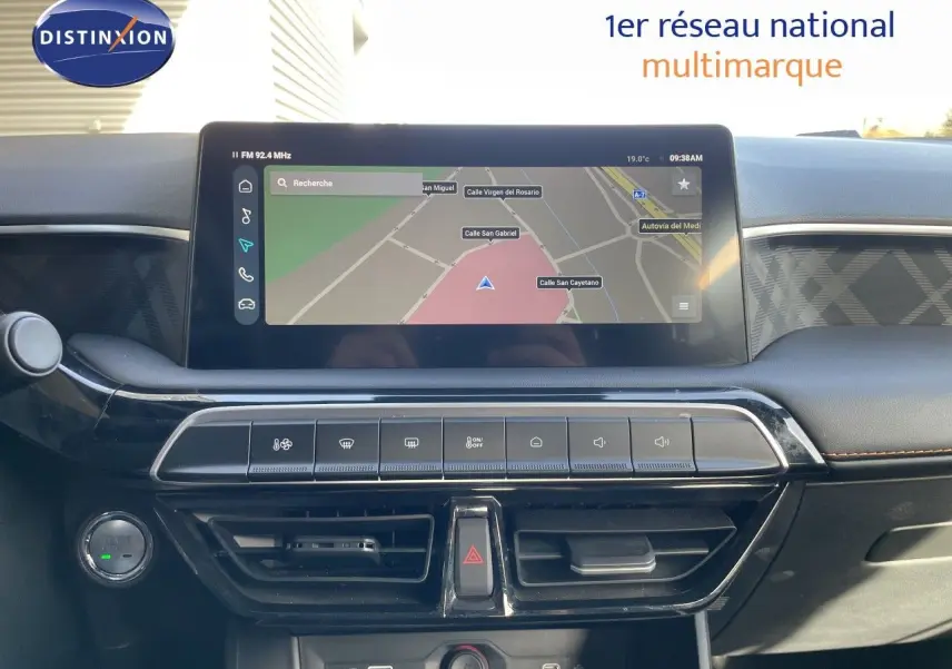 Vue rapprochée de la console centrale du MG3 2024, affichage GPS sur écran tactile, finition noire avec détails chromés.