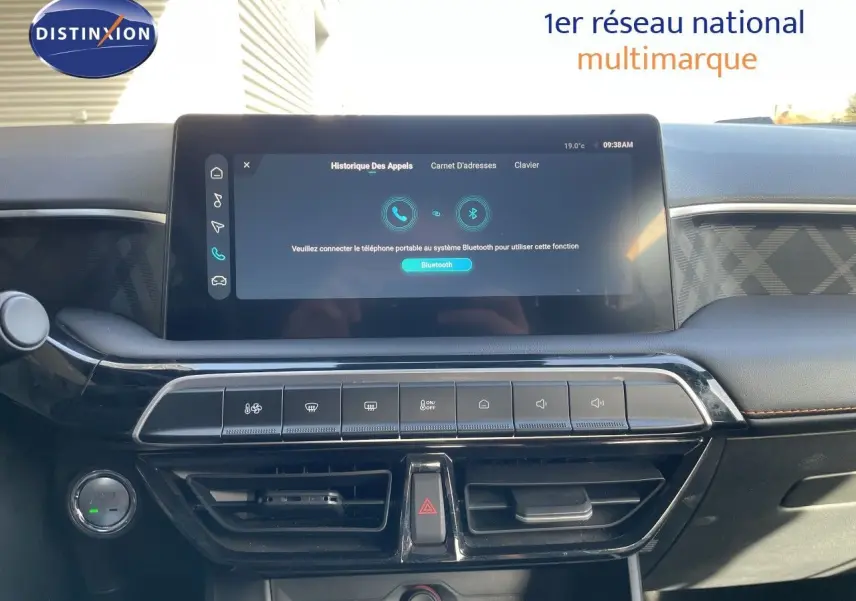 Vue rapprochée du tableau de bord du MG3 2024, avec écran tactile central affichant la connexion Bluetooth.