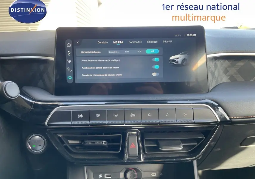 Vue rapprochée de l’écran tactile et de la console centrale du MG3 1.5L Hybrid+ 195ch Comfort, intérieur noir.