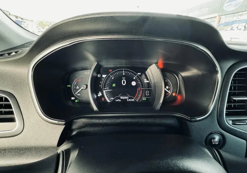 Tableau de bord numérique de Renault Mégane IV Business 1.5 Blue dCi 115ch, vue frontale centrée sur les compteurs.