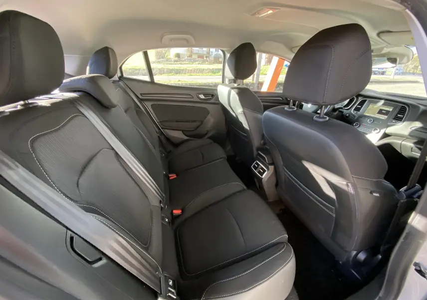 Intérieur arrière de la Renault Mégane IV Business 2020, sièges tissu noir avec surpiqûres blanches, vue côté gauche.